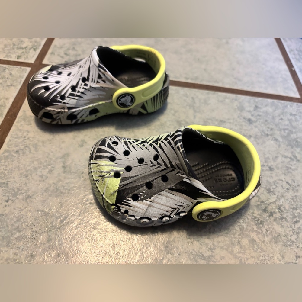 Crocs. Baby sz 4. So cute and GUC. Wicked fast shipping. - Picture 3 of 5